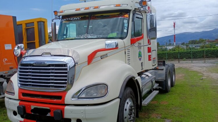 SE VENDE. COLUMBIA – FREIGHTLINER – Cell: 0989483230